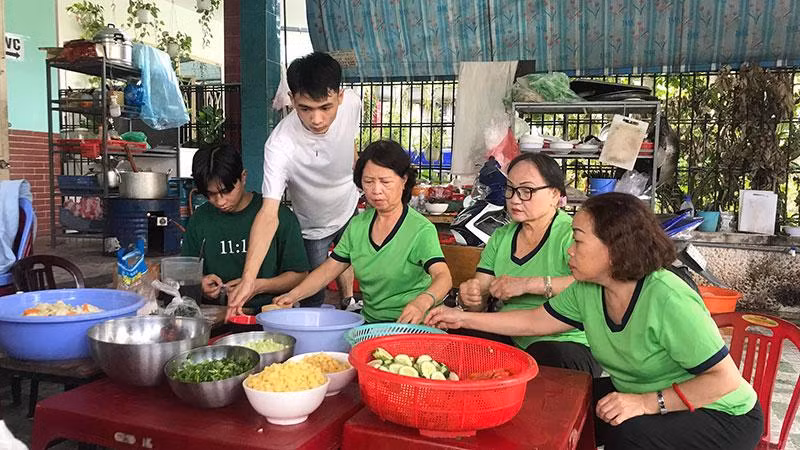 Cùng nhau chuẩn bị các suất cơm. Cùng nhau chuẩn bị các suất cơm.