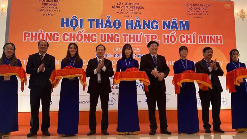 Các đại biểu cắt băng khai mạc hội thảo.