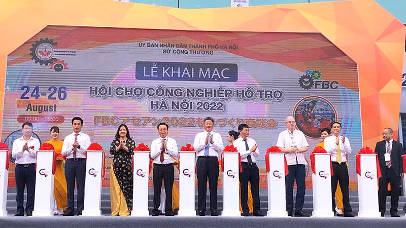 Các đại biểu cắt băng khai mạc hội chợ.