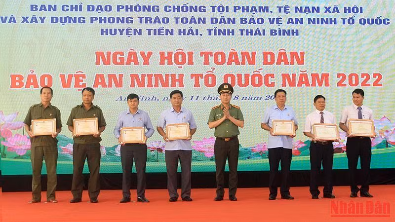Thứ trưởng Công an Lê Quốc Hùng tặng Kỷ niệm chương “Bảo vệ an ninh Tổ quốc” và Bằng khen cho tập thể, cá nhân có thành tích xuất sắc trong phong trào “Toàn dân bảo vệ an ninh Tổ quốc”.