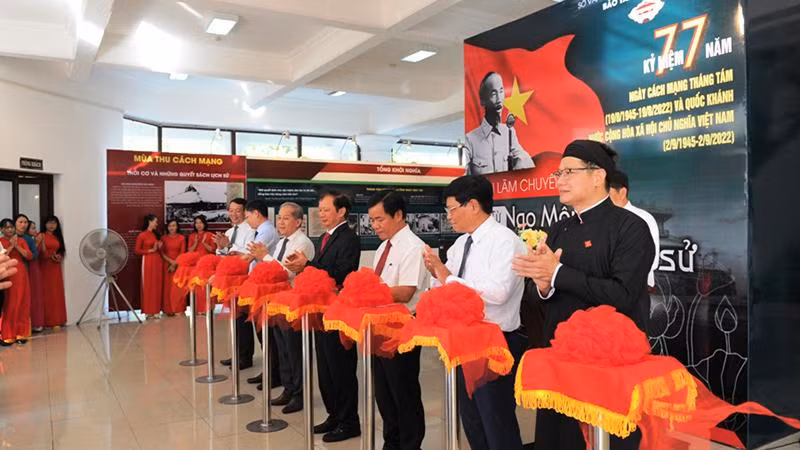 Cắt băng khai mạc triển lãm chuyên đề “Từ Ngọ Môn đến Ba Đình lịch sử”.