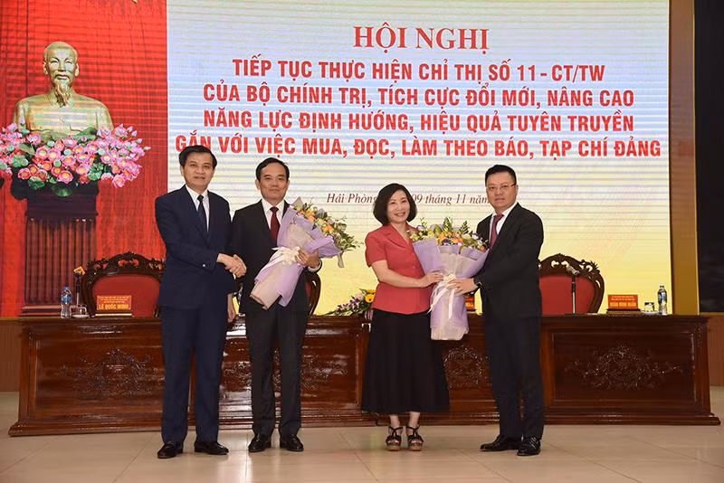 Đại diện Ban tổ chức trao tặng hoa cho đại diện lãnh đạo thành Phố Hải Phòng. Đại diện Ban tổ chức trao tặng hoa cho đại diện lãnh đạo thành Phố Hải Phòng.