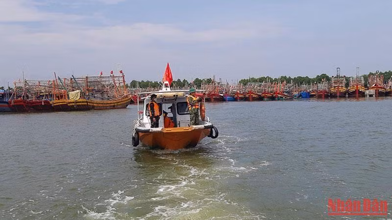 Bộ đội Biên phòng Quảng Bình phổ biến, hướng dẫn tàu thuyền neo đậu, chằng buộc đúng vị trí, kỹ thuật trong khu neo đậu Cửa Gianh bảo đảm an toàn. 