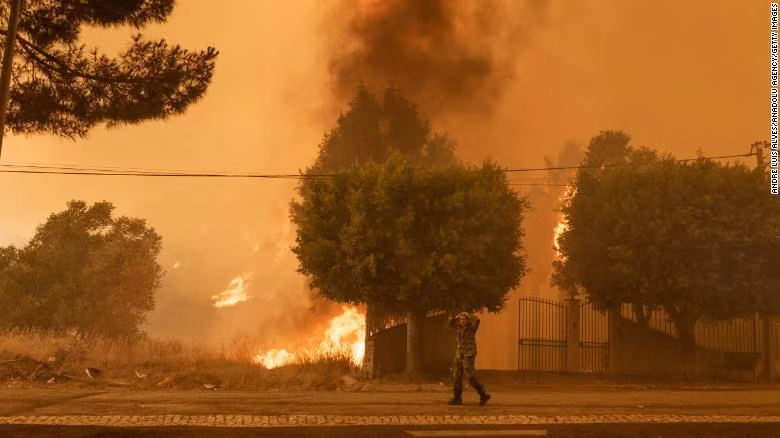 Đám cháy rừng ở Palmela, Bồ Đào Nha vào ngày 13/7. (Ảnh: CNN)