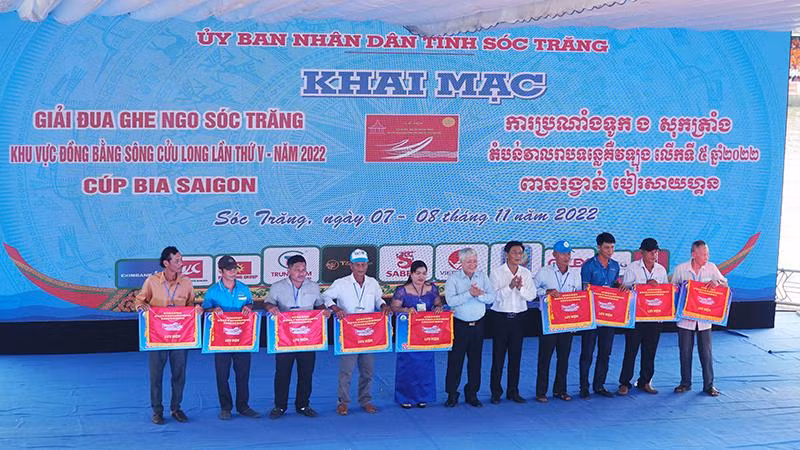 Chủ tịch Ủy ban Trung ương Mặt trận Tổ quốc Việt Nam Đỗ Văn Chiến và Bí thư Tỉnh ủy Sóc Trăng Lâm Văn Mẫn tặng cờ lưu niệm cho các đội ghe ngo. Chủ tịch Ủy ban Trung ương Mặt trận Tổ quốc Việt Nam Đỗ Văn Chiến và Bí thư Tỉnh ủy Sóc Trăng Lâm Văn Mẫn tặng cờ lưu niệm cho các đội ghe ngo.
