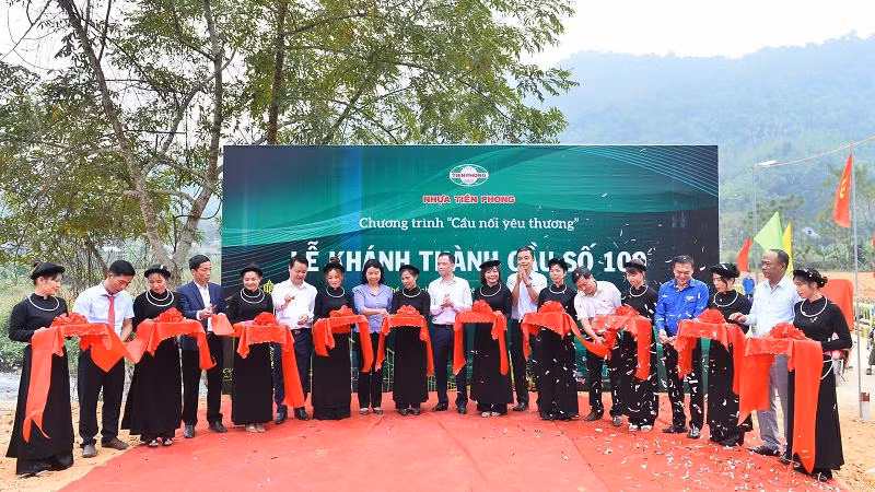 Lễ cắt băng khánh thành Cầu nối yêu thương số 100.
