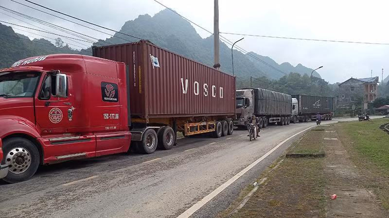 Xe container đỗ dưới lòng đường trong khu vực cửa khẩu Sóc Giang, huyện Hà Quảng, tỉnh Cao Bằng. 