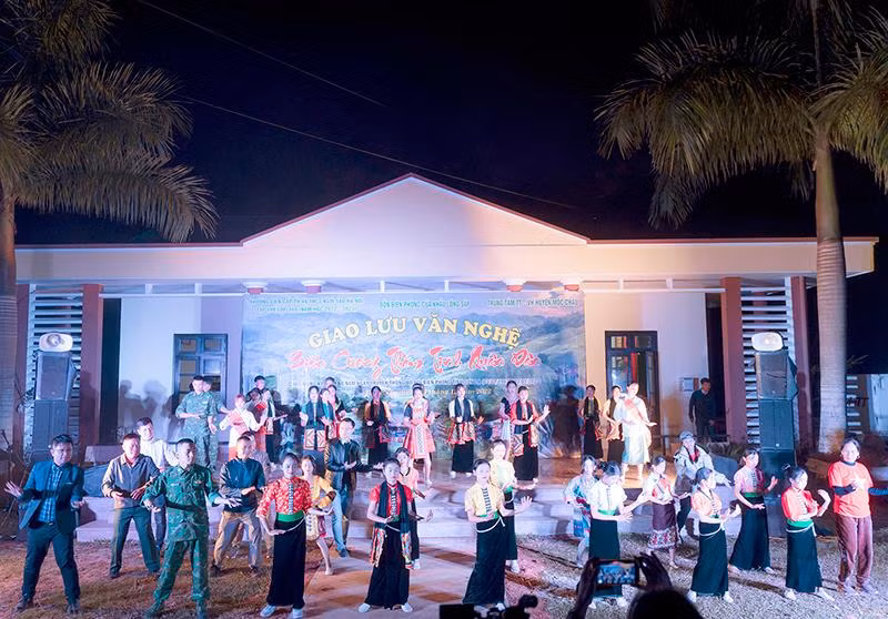 Tiết mục múa, hát trong đêm giao lưu văn nghệ.