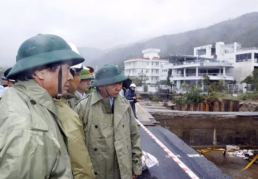 Chủ tịch nước Nguyễn Xuân Phúc và đoàn kiểm tra thực địa công tác khắc phục thiệt hại các công trình hạ tầng tại điểm sạt cuối đường Lê Văn Lương, Hoàng Sa, phường Thọ Quang, quận Sơn Trà. (Ảnh: Thống Nhất/TTXVN) Chủ tịch nước Nguyễn Xuân Phúc và đoàn kiểm tra thực địa công tác khắc phục thiệt hại các công trình hạ tầng tại điểm sạt cuối đường Lê Văn Lương, Hoàng Sa, phường Thọ Quang, quận Sơn Trà. (Ảnh: Thống Nhất/TTXVN)