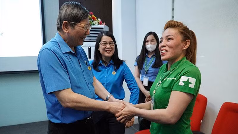 Phó Chủ tịch Thường trực Tổng Liên đoàn Lao động Việt Nam Trần Thanh Hải trực tiếp chúc mừng, khen thưởng cho đoàn viên Hồ Thị Bé Thảo. (Ảnh: Hà Anh Chiến)