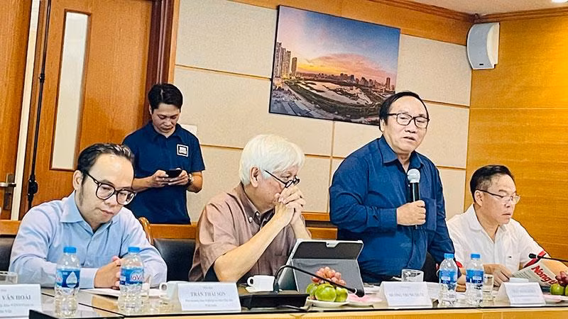 Nhà thơ Trần Đăng Khoa, Trưởng Ban Giám khảo cuộc thi phát biểu tại Lễ trao giải.