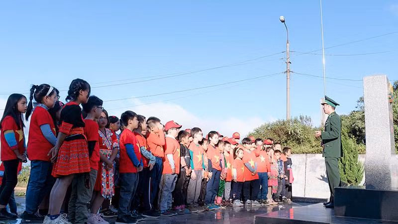 “Tiết học biên cương” trên Mốc đại 255 thuộc Đồn Biên phòng cửa khẩu Lóng Sập.