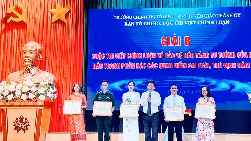 Ban tổ chức trao giải cho các tác giả có tác phẩm đoạt giải.