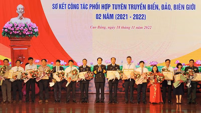 Thủ trưởng Bộ Tư lệnh Hải quân trao Bằng khen cho các tập thể, cá nhân có nhiều thành tích trong tuyên truyền về biển, đảo, biên giới.