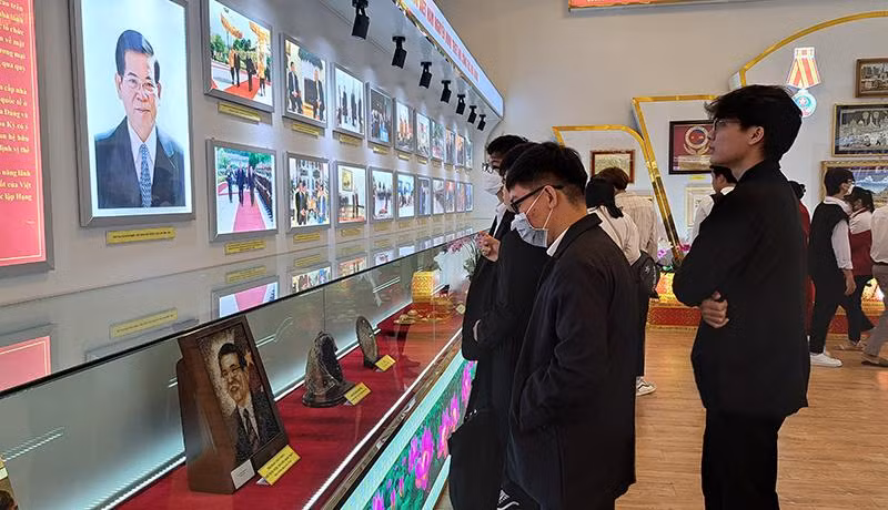 Đông đảo học sinh, sinh viên tham quan trưng bày chuyên đề “Hình ảnh và hiện vật của Chủ tịch nước Cộng hòa xã hội chủ nghĩa Việt Nam Nguyễn Minh Triết, giai đoạn 2006-2011”.