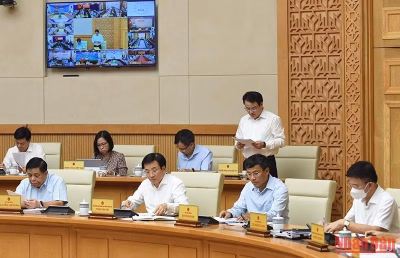 Đại diện Lãnh đạo Bộ kế hoạch và Đầu tư trình bày báo cáo.