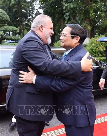 Thủ tướng Phạm Minh Chính đón Thủ tướng nước Cộng hòa Cuba Manuel Marrero Cruz. (Ảnh: Dương Giang-TTXVN)