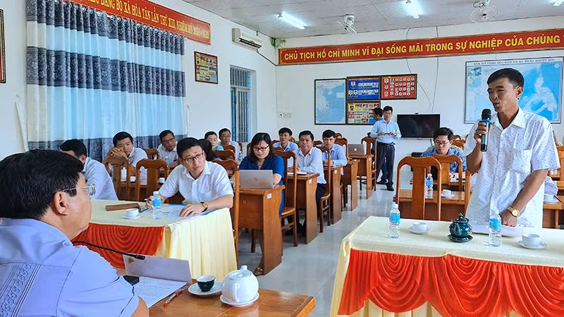 Hộ dân có tài sản bị chiếm giữ trái phép (đứng bên phải) trình bày bức xúc tại buổi tiếp công dân ở xã Hòa Tân.