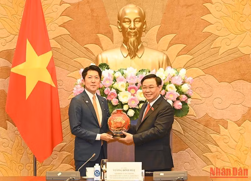 Chủ tịch Quốc hội Vương Đình Huệ tặng quà lưu niệm cho đại diện Ban Thanh niên Đảng LDP. Chủ tịch Quốc hội Vương Đình Huệ tặng quà lưu niệm cho đại diện Ban Thanh niên Đảng LDP.
