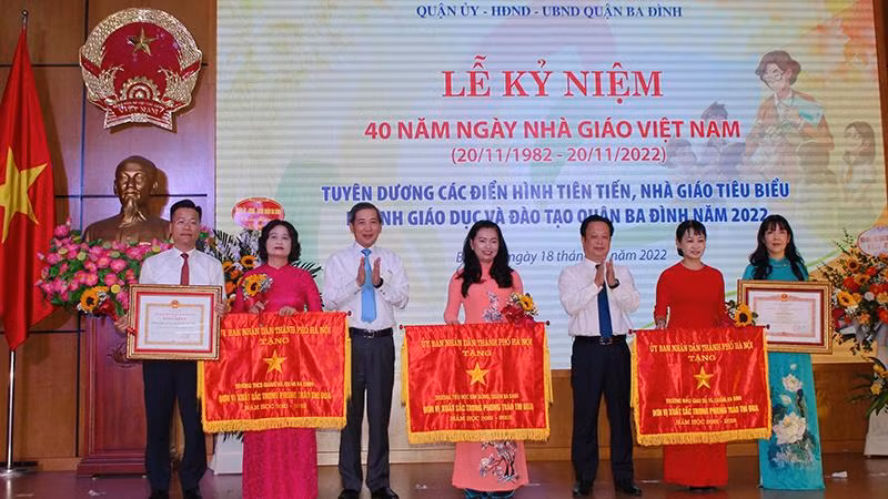 Giám đốc Sở Giáo dục và Đào tạo Hà Nội Trần Thế Cương và Bí thư Quận ủy Ba Đình Hoàng Minh Dũng Tiến trao Cờ thi đua và Bằng khen cho các đơn vị tiêu biểu.