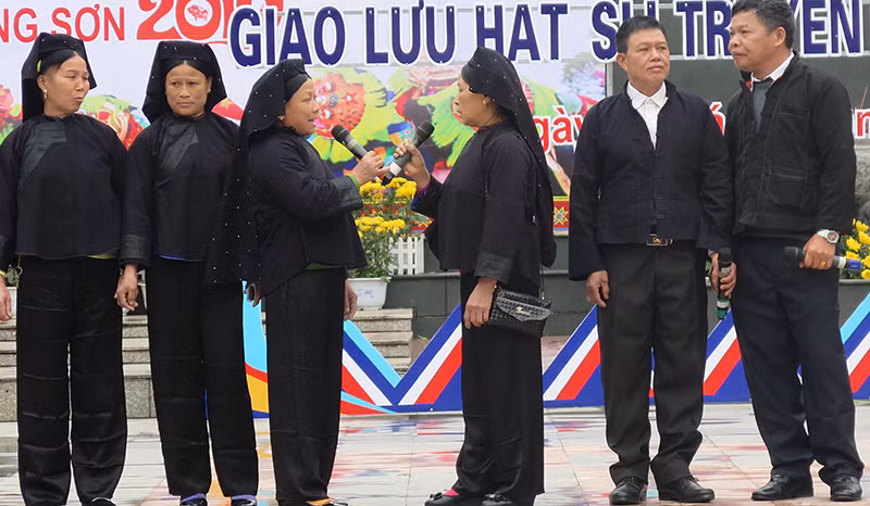 Hát giao lưu Sli, lượn của bà con dân tộc Nùng, huyện Cao Lộc (tỉnh Lạng Sơn).