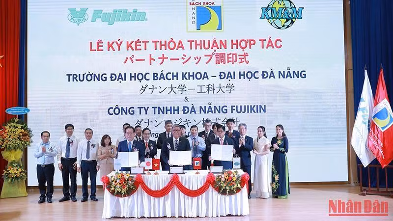 Lễ ký kết thỏa thuận hợp tác chi tiết MOA với Công Ty TNHH Đà Nẵng Fujikin (DNFC) chiều 12/9.