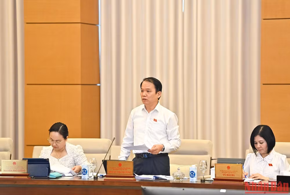 Chủ nhiệm Ủy ban Pháp luật Hoàng Thanh Tùng phát biểu ý kiến tại phiên họp. (Ảnh: Duy Linh) Chủ nhiệm Ủy ban Pháp luật Hoàng Thanh Tùng phát biểu ý kiến tại phiên họp. (Ảnh: Duy Linh)