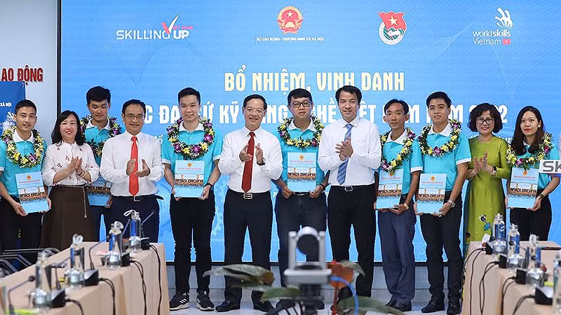 Đại diện Bộ Lao động, Thương binh và Xã hội, Trung ương Đoàn trao quyết định bổ nhiệm đối với 8 Đại sứ Kỹ năng nghề Việt Nam năm 2022.