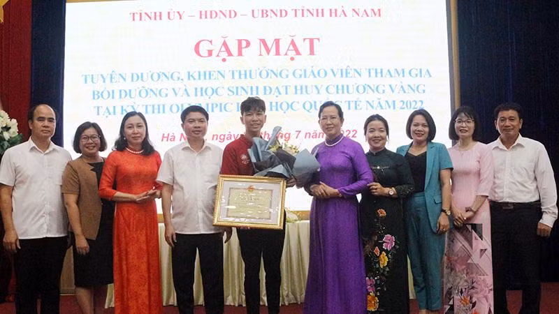 Các đồng chí Thường trực Tỉnh ủy trao Bằng khen, tặng hoa và quà chúc mừng em Trần Đức Minh.