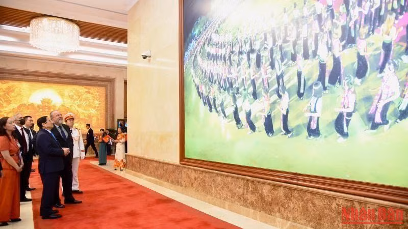 Thủ tướng Phạm Minh Chính giới thiệu với Thủ tướng nước Cộng hòa Cuba Manuel Marrero Cruz về hình ảnh đất nước, con người Việt Nam. (Ảnh: Trần Hải)