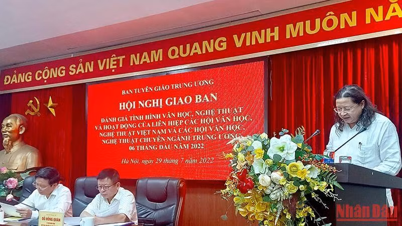 Vụ trưởng Văn hóa-Văn nghệ Nguyễn Minh Nhựt trình bày báo cáo sơ kết 6 tháng đầu năm 2022. Vụ trưởng Văn hóa-Văn nghệ Nguyễn Minh Nhựt trình bày báo cáo sơ kết 6 tháng đầu năm 2022.