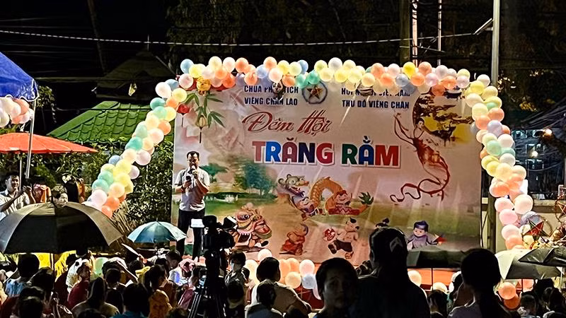 Trời có mưa nhỏ nhưng không làm giảm sự hào hứng của các em vui Tết Trung thu.