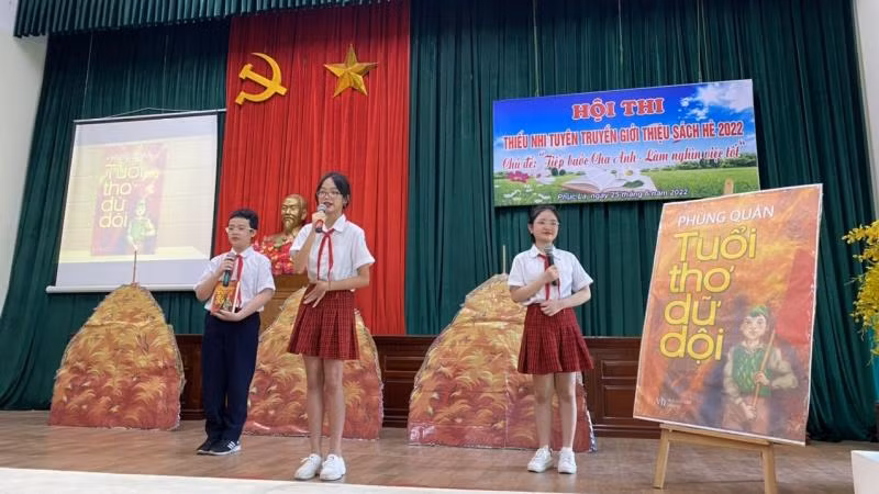 Các em thiếu nhi giới thiệu sách với chủ đề “Tiếp bước cha anh - Làm nghìn việc tốt”.