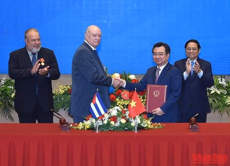 Thủ tướng Phạm Minh Chính và Thủ tướng nước Cộng hòa Cuba Manuel Marrero Cruz chứng kiến Lễ ký Kế hoạch triển khai Chương trình nghị sự kinh tế giai đoạn 2023-2025 giữa Bộ Xây dựng và Bộ Ngoại thương và Đầu tư nước ngoài Cuba. Thủ tướng Phạm Minh Chính và Thủ tướng nước Cộng hòa Cuba Manuel Marrero Cruz chứng kiến Lễ ký Kế hoạch triển khai Chương trình nghị sự kinh tế giai đoạn 2023-2025 giữa Bộ Xây dựng và Bộ Ngoại thương và Đầu tư nước ngoài Cuba.
