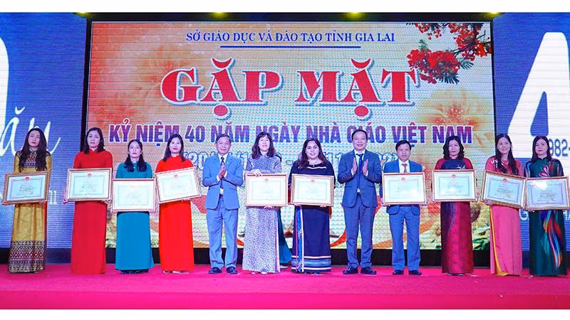 Chủ tịch UBND tỉnh Trương Hải Long (thứ 5 từ phải sang) tặng bằng khen cho các cá nhân tiêu biểu. 