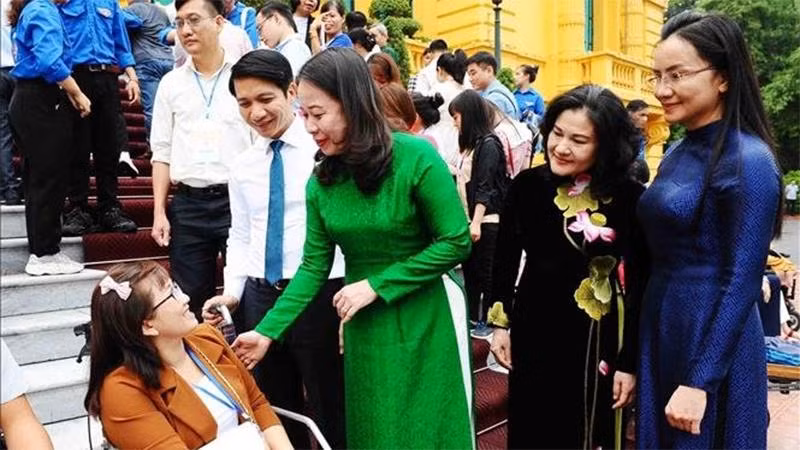 Phó Chủ tịch nước Võ Thị Ánh Xuân động viên các đại biểu tham dự chương trình “Tỏa sáng nghị lực Việt” năm 2022. (Ảnh: TTXVN)
