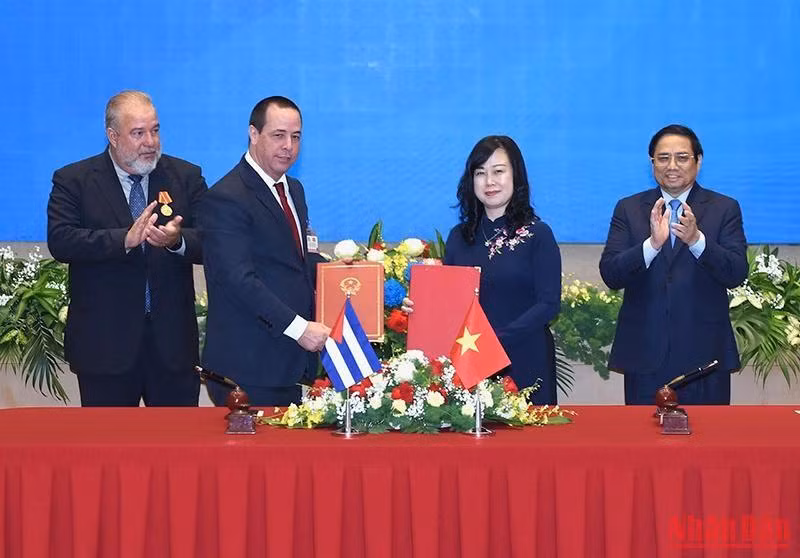 Thủ tướng Phạm Minh Chính và Thủ tướng nước Cộng hòa Cuba Manuel Marrero Cruz chứng kiến Lễ ký Kế hoạch hành động hợp tác y tế giữa Bộ Y tế hai nước. Thủ tướng Phạm Minh Chính và Thủ tướng nước Cộng hòa Cuba Manuel Marrero Cruz chứng kiến Lễ ký Kế hoạch hành động hợp tác y tế giữa Bộ Y tế hai nước.