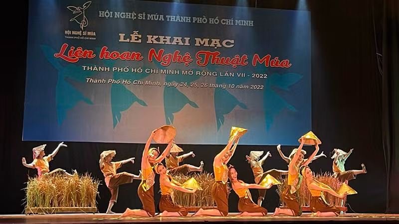 Tiết mục múa “Lúa xuân” của Vũ đoàn The Sun.