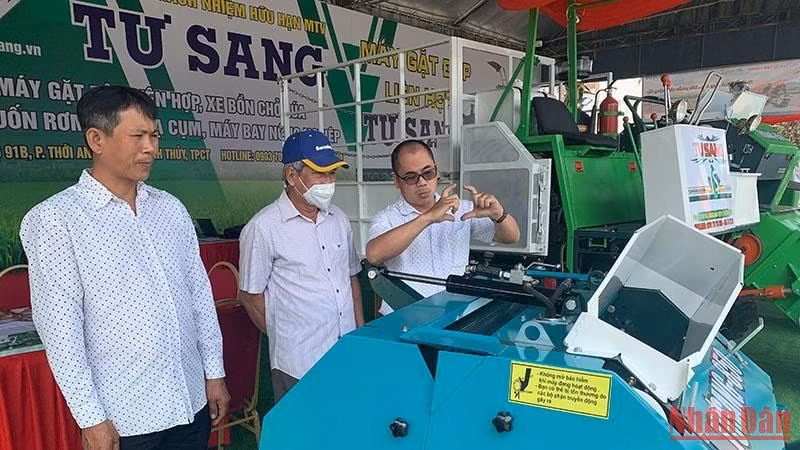 Khách tham quan máy móc phục vụ cơ giới hóa trong sản xuất lúa. (Ảnh: THANH TÂM)