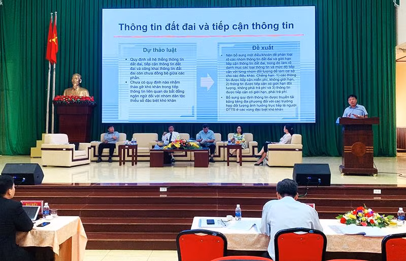 Vấn đề thông tin đất đai và tiếp cận thông tin về đất đai trong thời gian qua còn nhiều bất cập nên các diễn giả tham dự hội thảo đề nghị Luật Đất đai mới cần sửa đổi theo hướng minh bạch hơn. Vấn đề thông tin đất đai và tiếp cận thông tin về đất đai trong thời gian qua còn nhiều bất cập nên các diễn giả tham dự hội thảo đề nghị Luật Đất đai mới cần sửa đổi theo hướng minh bạch hơn.