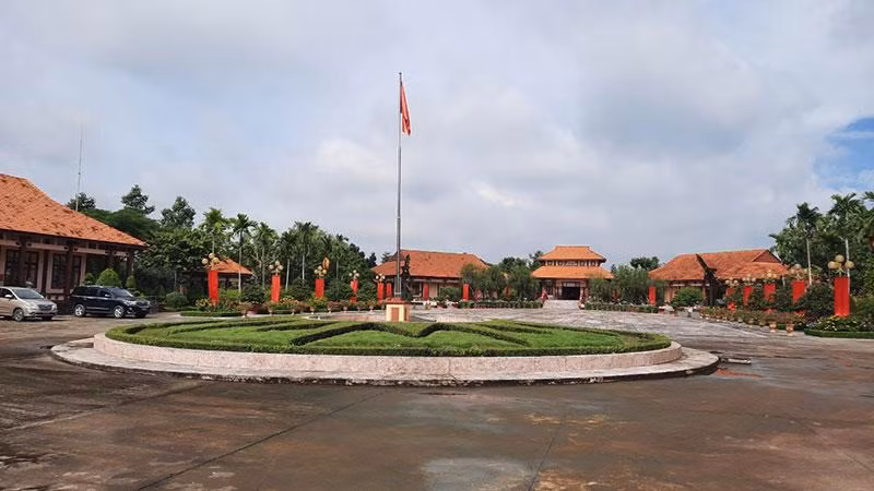 Khuôn viên Khu lưu niệm Giáo sư, Viện sĩ Trần Đại Nghĩa, xã Tường Lộc, huyện Tam Bình, tỉnh Vĩnh Long. (Ảnh: BÁ DŨNG) Khuôn viên Khu lưu niệm Giáo sư, Viện sĩ Trần Đại Nghĩa, xã Tường Lộc, huyện Tam Bình, tỉnh Vĩnh Long. (Ảnh: BÁ DŨNG)