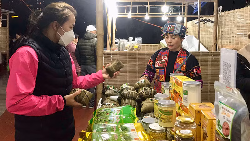 Người tiêu dùng tham quan, mua sắm các sản phẩm nông sản, OCOP chuẩn bị Tết.