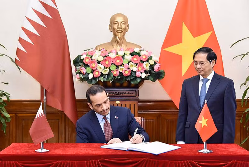 Bộ trưởng Ngoại giao Bùi Thanh Sơn chứng kiến Phó Thủ tướng, Bộ trưởng Ngoại giao Nhà nước Qatar Sheikh Mohammed bin Abdulrahman Al-Thani ghi lưu bút. (Ảnh: TTXVN) Bộ trưởng Ngoại giao Bùi Thanh Sơn chứng kiến Phó Thủ tướng, Bộ trưởng Ngoại giao Nhà nước Qatar Sheikh Mohammed bin Abdulrahman Al-Thani ghi lưu bút. (Ảnh: TTXVN)