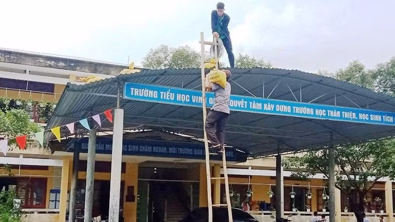 Các đơn vị trường học khẩn trương chằng chống trường lớp để phòng, chống bão Noru.