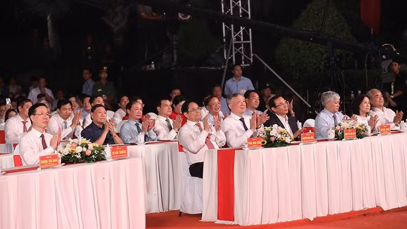 Tối 22/11, Thủ tướng Phạm Minh Chính và các đại biểu dự Chương trình nghệ thuật “Dấu ấn Võ Văn Kiệt”. (Ảnh: Dương Giang/TTXVN) Tối 22/11, Thủ tướng Phạm Minh Chính và các đại biểu dự Chương trình nghệ thuật “Dấu ấn Võ Văn Kiệt”. (Ảnh: Dương Giang/TTXVN)