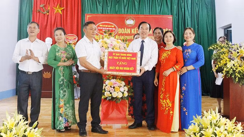 Đồng chí Ngô Sách Thực tặng quà thôn Trại Cọ.