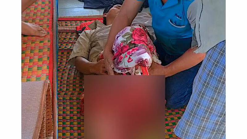 Ngay khi vào đất liền, ngư dân Huỳnh Văn Chí được đưa ngay đến Trạm Y tế Sông Đốc để được chăm sóc, chữa trị.