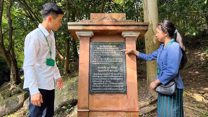 Lưu học sinh Lào thăm nơi ở và làm việc của Hoàng thân Souphanouvong tại xã Mỹ Bằng, Yên Sơn, tỉnh Tuyên Quang.