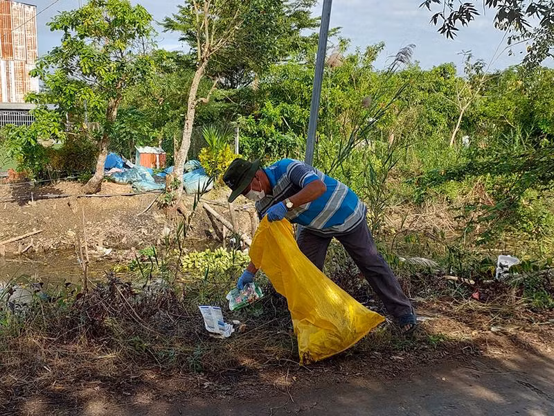 Nông dân ấp Khánh Nghĩa, xã Tân Khánh Đông thu gom vỏ bao thuốc bảo vệ thực vật sau sử dụng. Nông dân ấp Khánh Nghĩa, xã Tân Khánh Đông thu gom vỏ bao thuốc bảo vệ thực vật sau sử dụng.