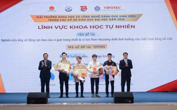 Trao giải cho các sinh viên (Ảnh: Bộ Giáo dục và Đào tạo)